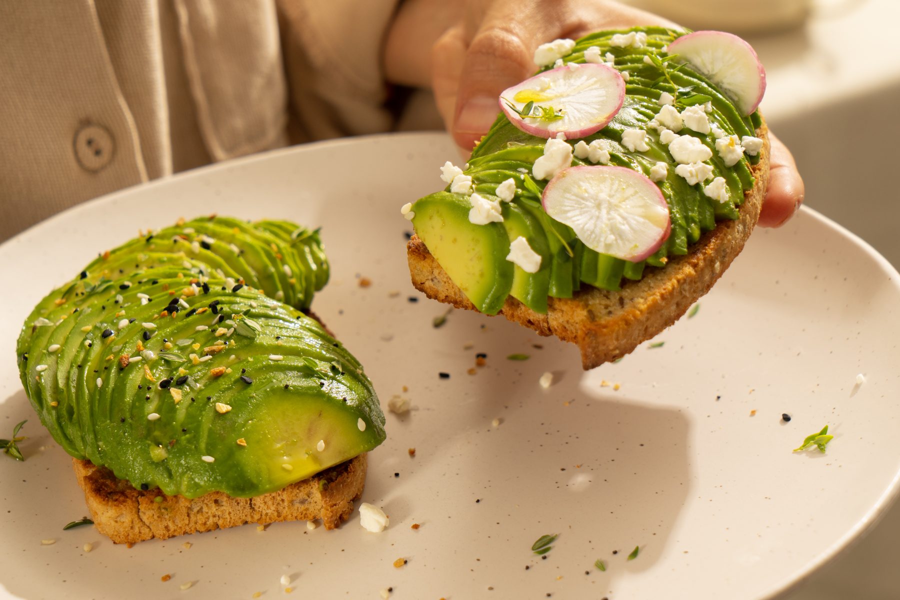Tostadas de pan True Food con aguacate, r&aacute;bano y queso fresco