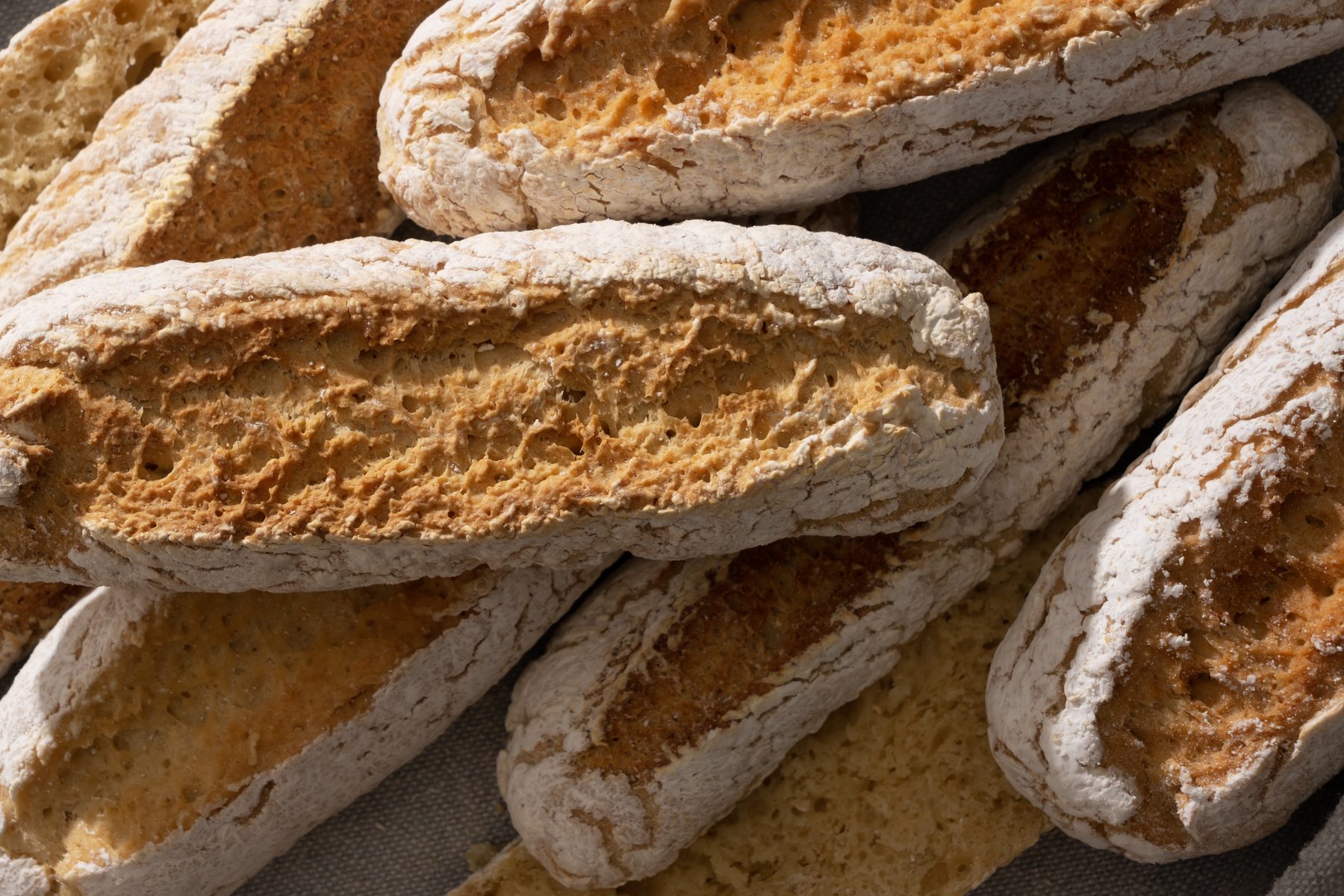 Panes franceses True Food enharinados, reci&eacute;n horneados