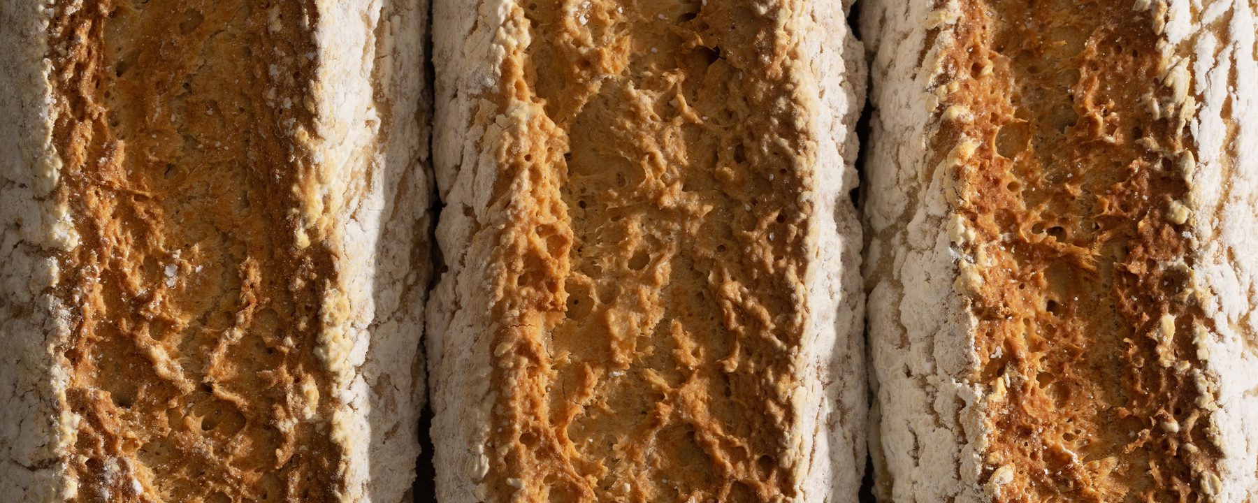 Tres panes franceses True Food enharinados, vistos desde arriba