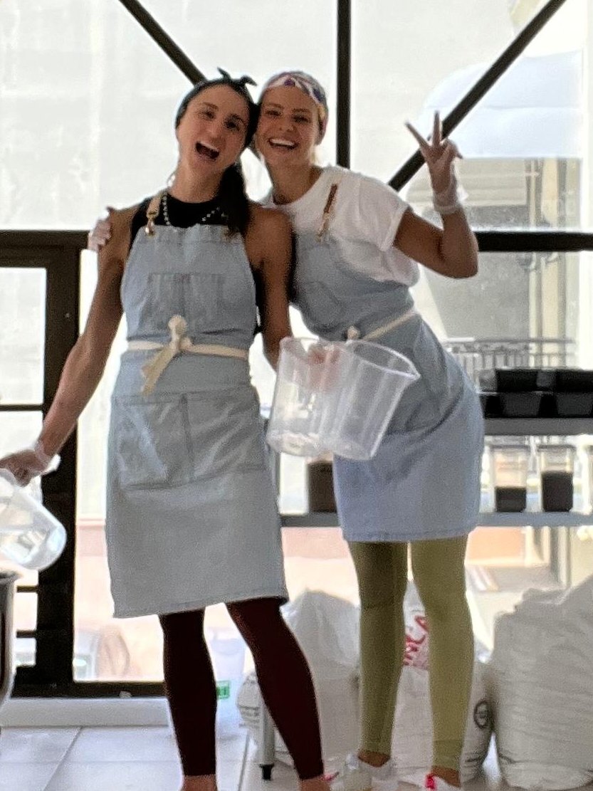 Lorena Madrid y Andrea Fernández en la planta de True Food